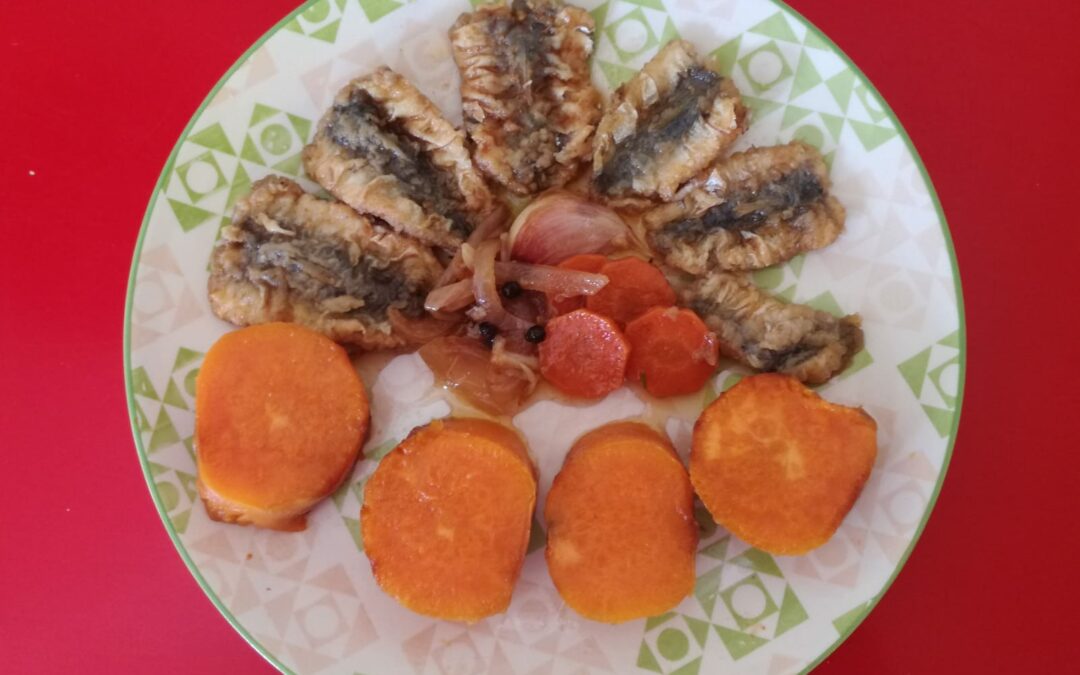 Boniato con sardinas escabechadas y sésamo