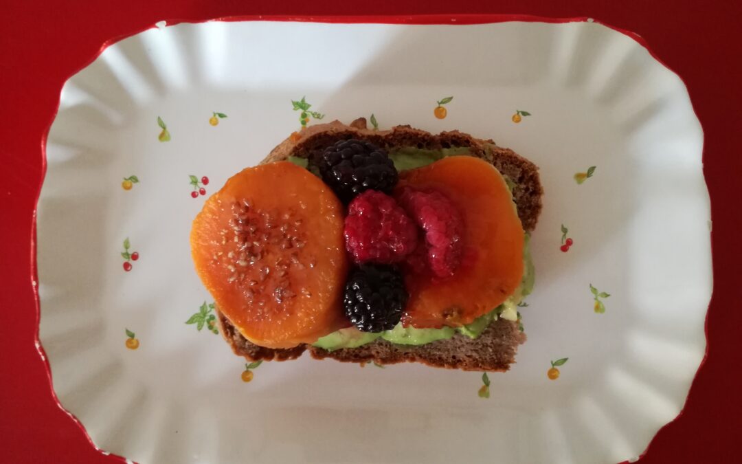 Pan de sarraceno con boniato y aguacate y zumo de naranja y granada – desayuno