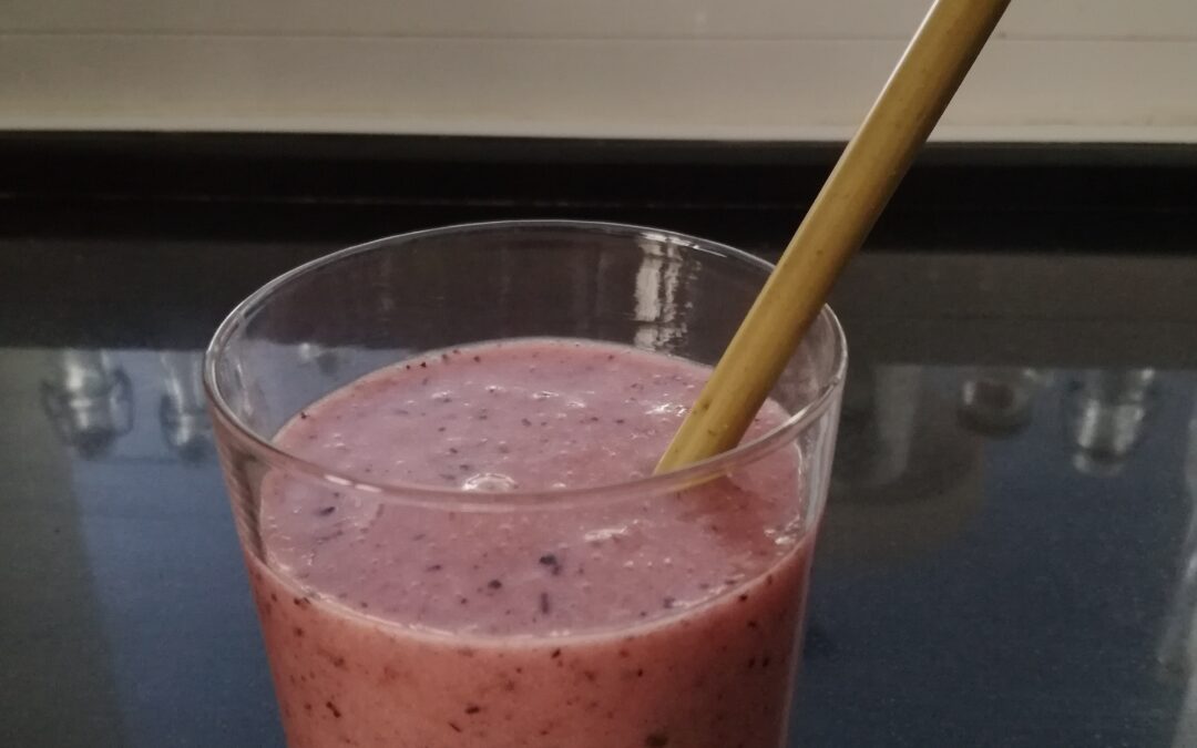 Batido de fresones, plátano y anacardos