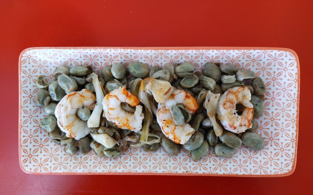 Habas con ajos tiernos y gambas peladas-Comida