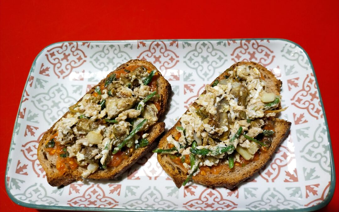 Revuelto de espárragos silvestres, alcachofas y piñones sobre tostada de pan de espelta-Cena