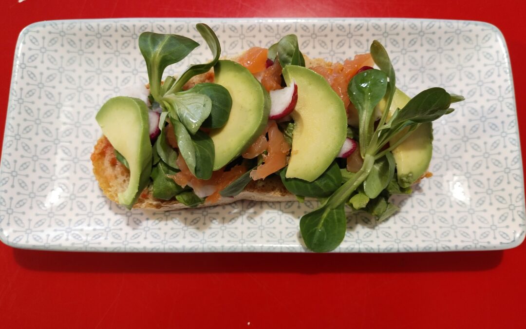 Tostada con tahina, canónigos, aguacate, salmón ahumado-Desayuno