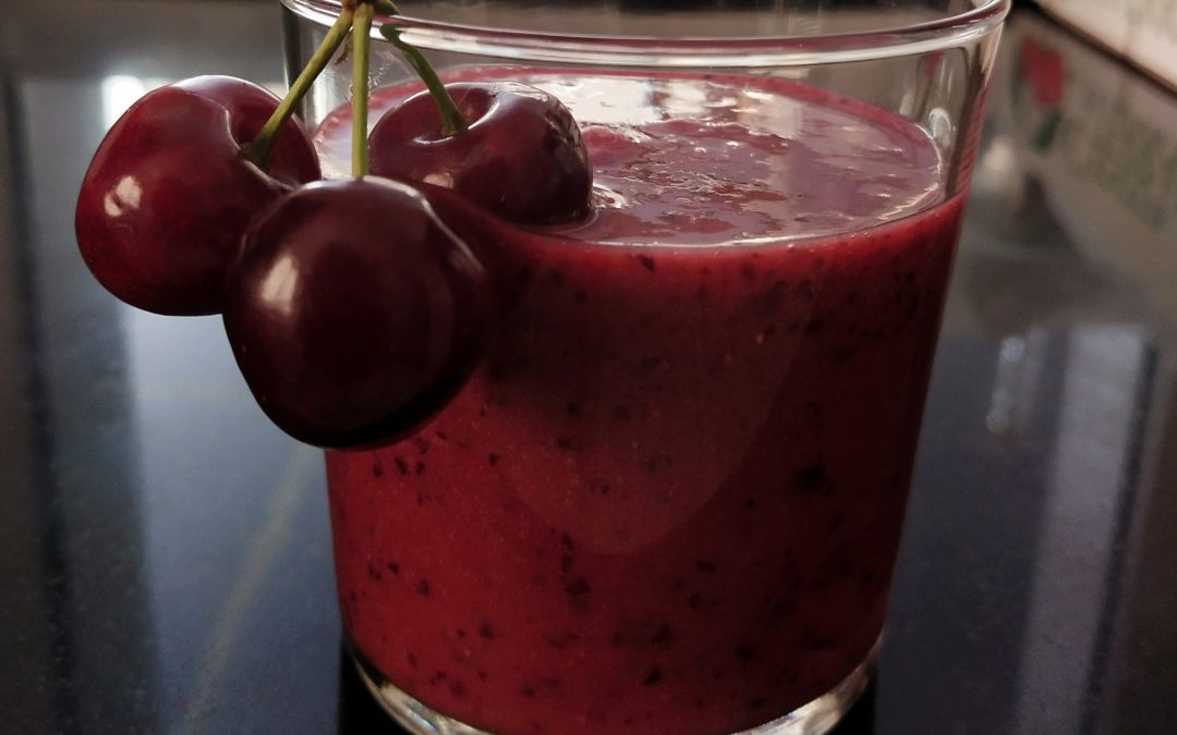 Batido de cerezas con leche vegetal, cookies de avena y coco-desayuno