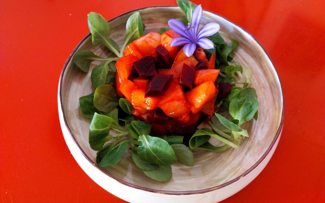 Tomate, melocotón de viña y remolacha sobre lecho de lechuga y anchoas-comida