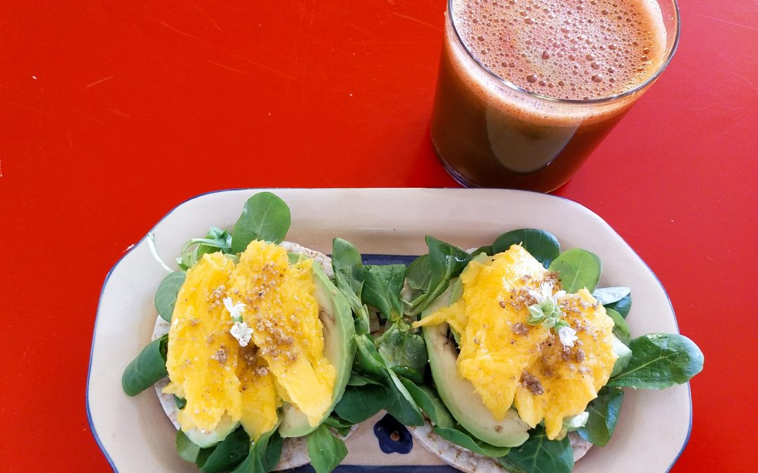 Aguacate, canónigos y mango sobre tostada de arroz y jugo verde-Desayuno